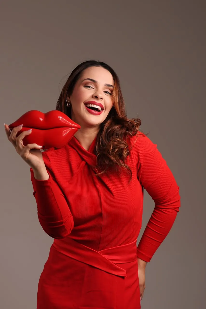 Dra. Laisy Velar comemorando o aniversário com o presente para as pacientes